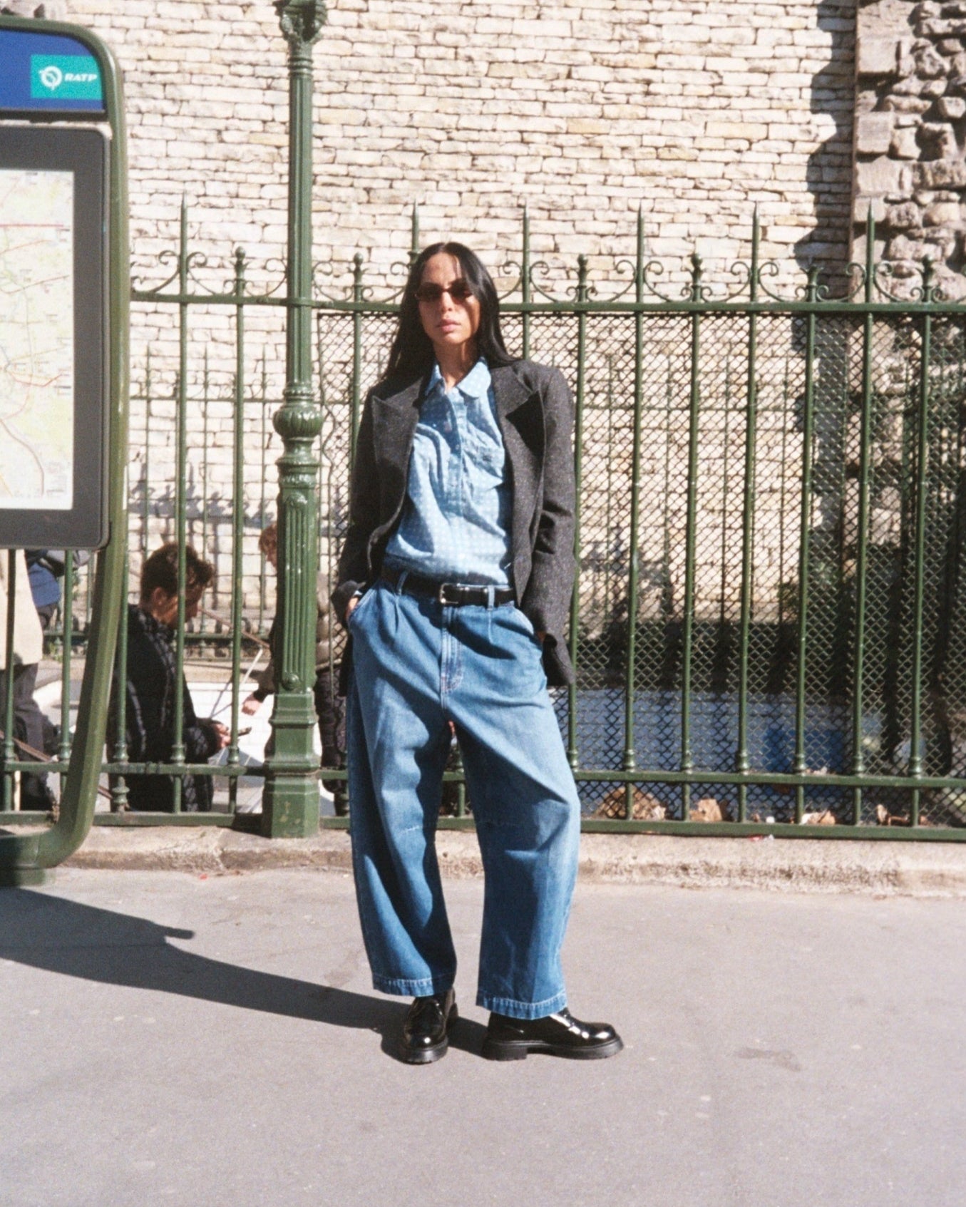 Modelshot / Mid Blue / Detail